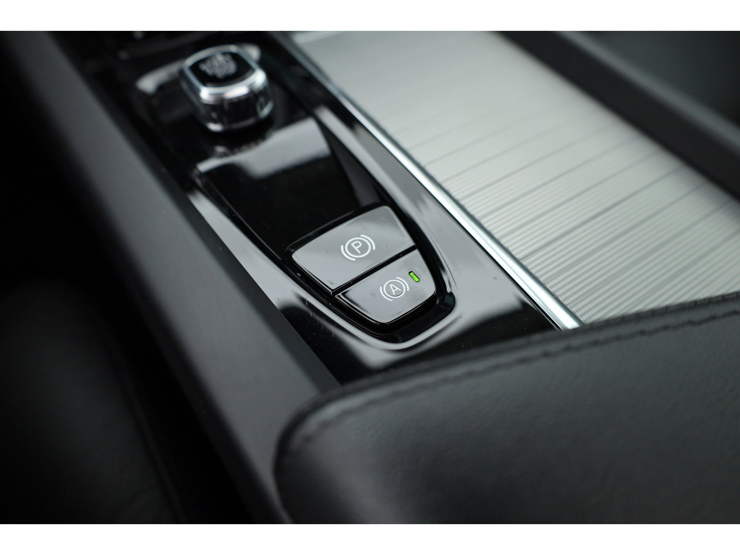 Volvo XC60 2.0 T6 Plug-in hybrid AWD Plus Dark | RIJKLAAR!! |  SOH 98% | Pano | Leder | Trekhaak | Adapt. Cruise | Stoel- Stuurverw. | 360cam | Memory | Harman Kardon