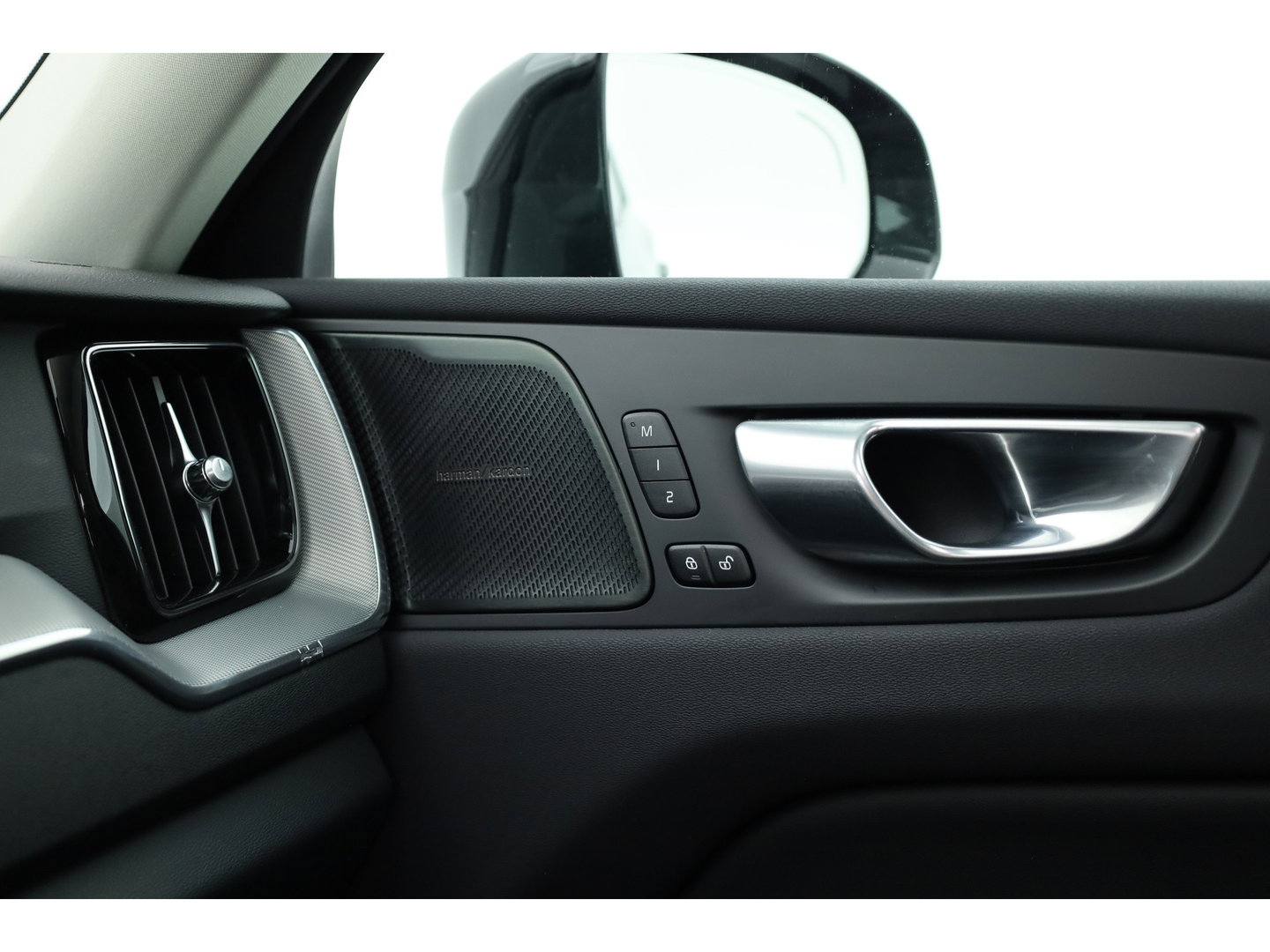 Volvo XC60 2.0 T6 Plug-in hybrid AWD Plus Dark | RIJKLAAR!! |  SOH 98% | Pano | Leder | Trekhaak | Adapt. Cruise | Stoel- Stuurverw. | 360cam | Memory | Harman Kardon