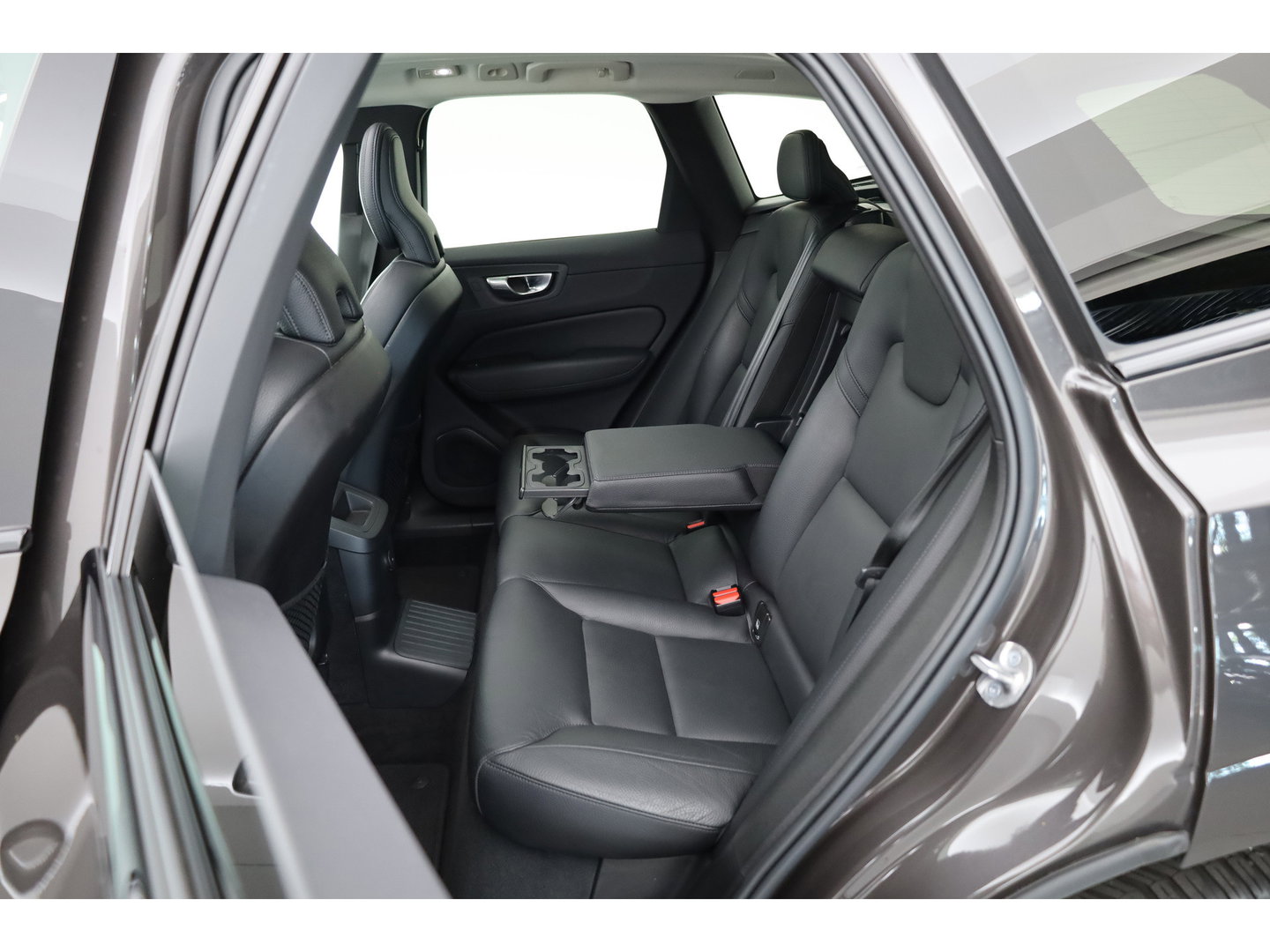 Volvo XC60 2.0 T6 Plug-in hybrid AWD Plus Dark | RIJKLAAR!! |  SOH 98% | Pano | Leder | Trekhaak | Adapt. Cruise | Stoel- Stuurverw. | 360cam | Memory | Harman Kardon