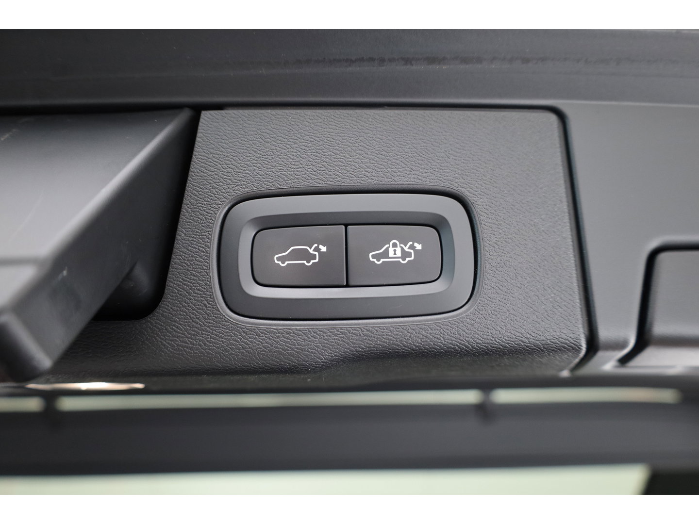 Volvo XC60 2.0 T6 Plug-in hybrid AWD Plus Dark | RIJKLAAR!! |  SOH 98% | Pano | Leder | Trekhaak | Adapt. Cruise | Stoel- Stuurverw. | 360cam | Memory | Harman Kardon