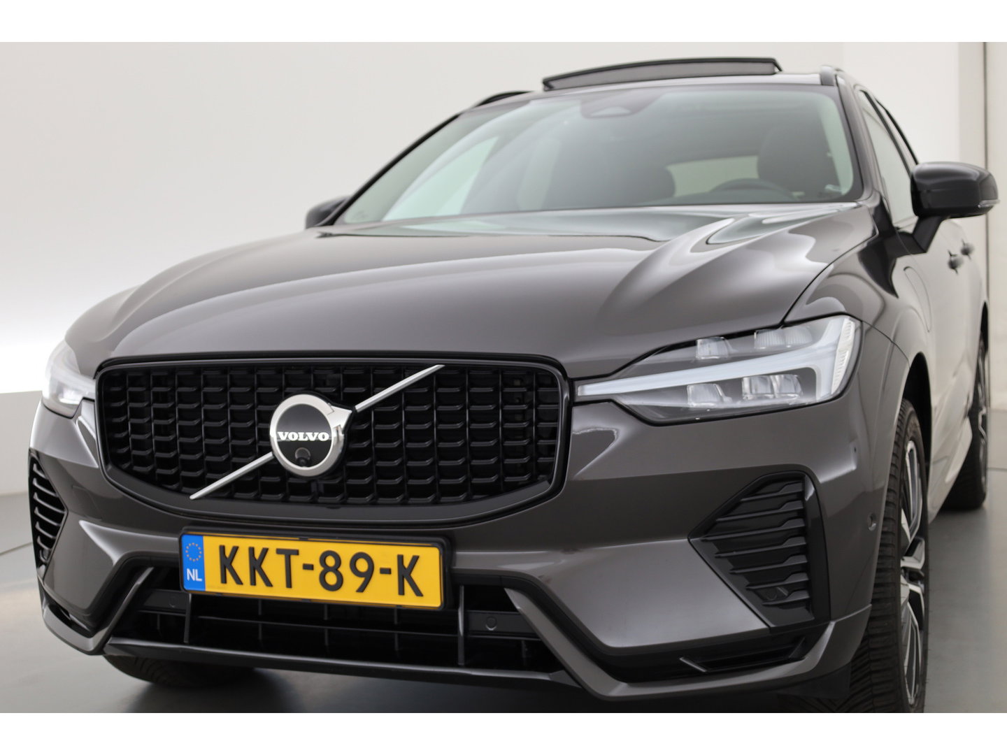 Volvo XC60 2.0 T6 Plug-in hybrid AWD Plus Dark | RIJKLAAR!! |  SOH 98% | Pano | Leder | Trekhaak | Adapt. Cruise | Stoel- Stuurverw. | 360cam | Memory | Harman Kardon