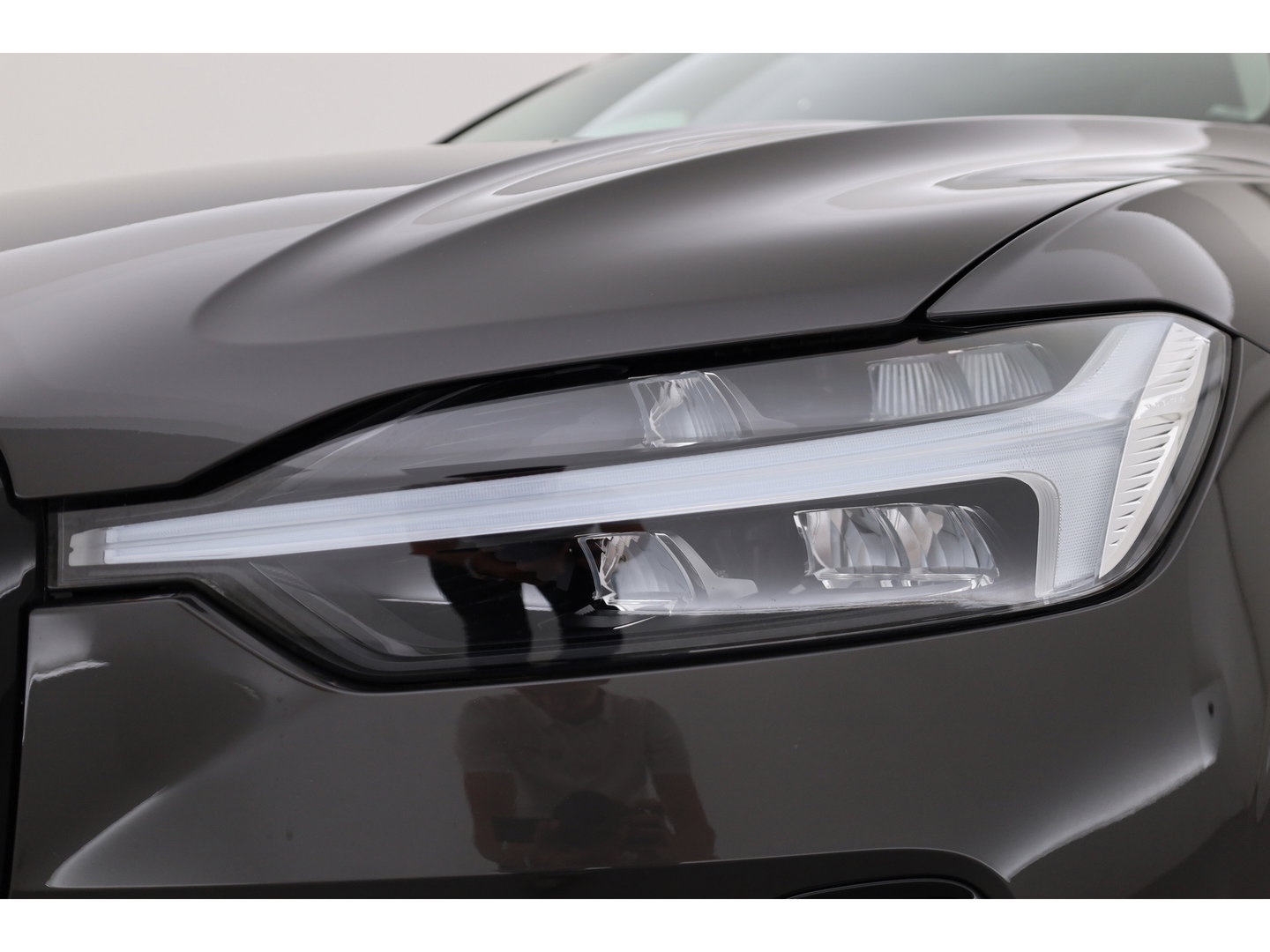 Volvo XC60 2.0 T6 Plug-in hybrid AWD Plus Dark | RIJKLAAR!! |  SOH 98% | Pano | Leder | Trekhaak | Adapt. Cruise | Stoel- Stuurverw. | 360cam | Memory | Harman Kardon