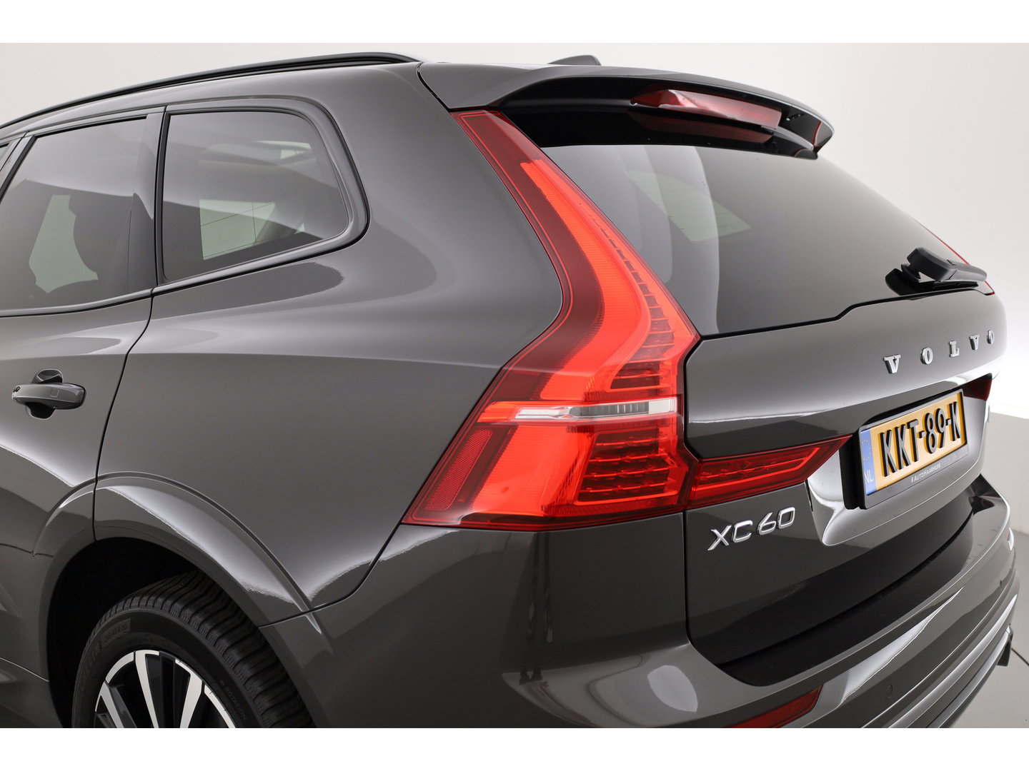 Volvo XC60 2.0 T6 Plug-in hybrid AWD Plus Dark | RIJKLAAR!! |  SOH 98% | Pano | Leder | Trekhaak | Adapt. Cruise | Stoel- Stuurverw. | 360cam | Memory | Harman Kardon