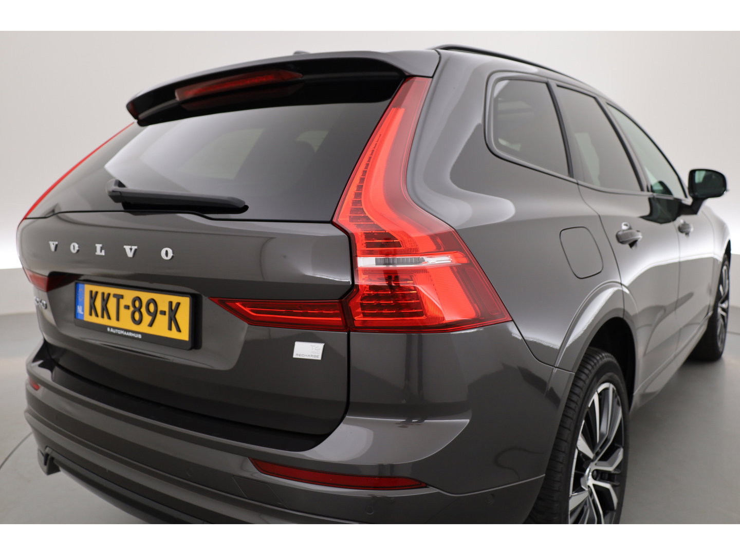 Volvo XC60 2.0 T6 Plug-in hybrid AWD Plus Dark | RIJKLAAR!! |  SOH 98% | Pano | Leder | Trekhaak | Adapt. Cruise | Stoel- Stuurverw. | 360cam | Memory | Harman Kardon