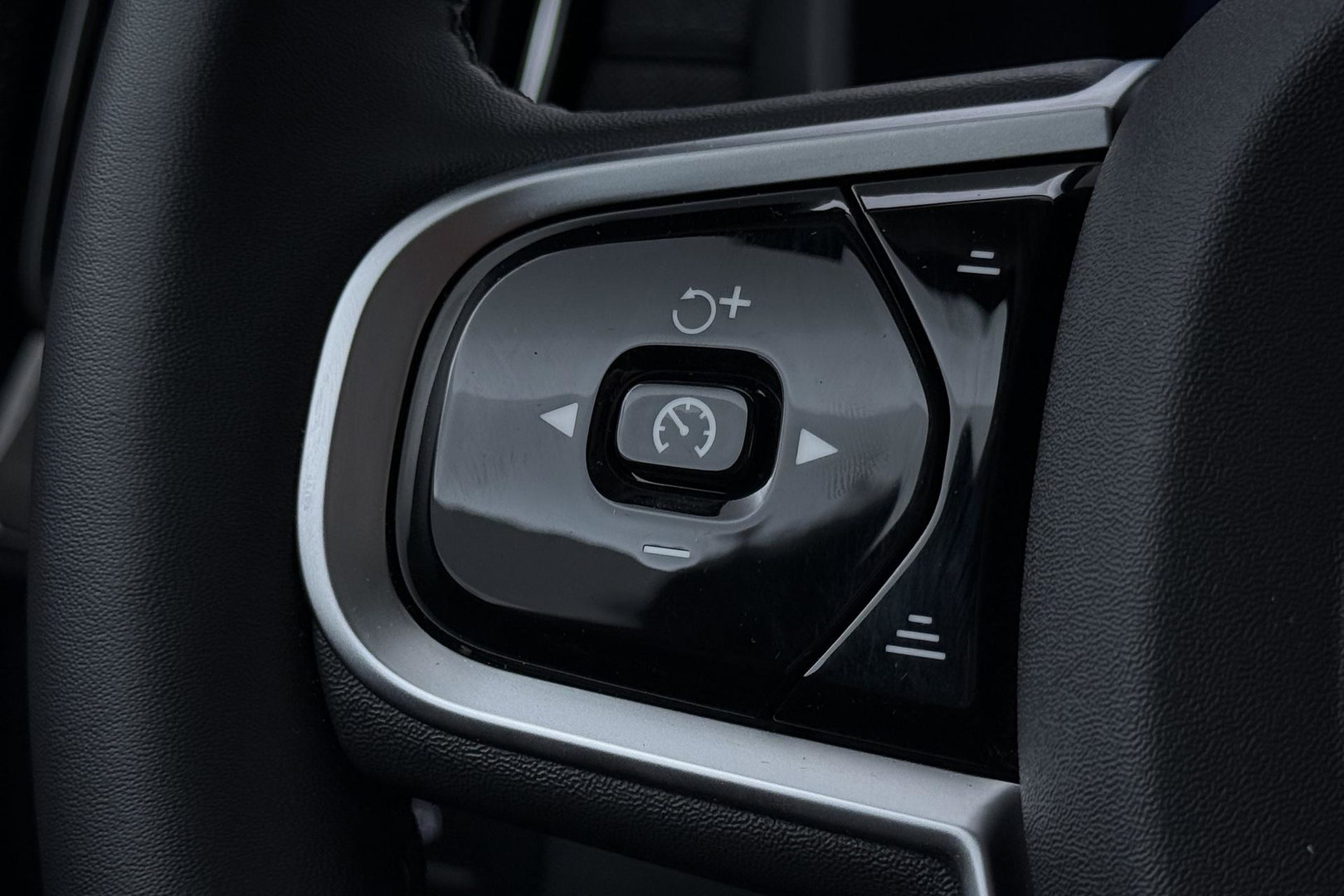 Volvo XC90 T8 Plug-in hybrid Ultra Dark | HEICO SPORTIV | ACC | Luchtvering | Bowers&Wilkins | Panoramadak | Trekhaak | Massage