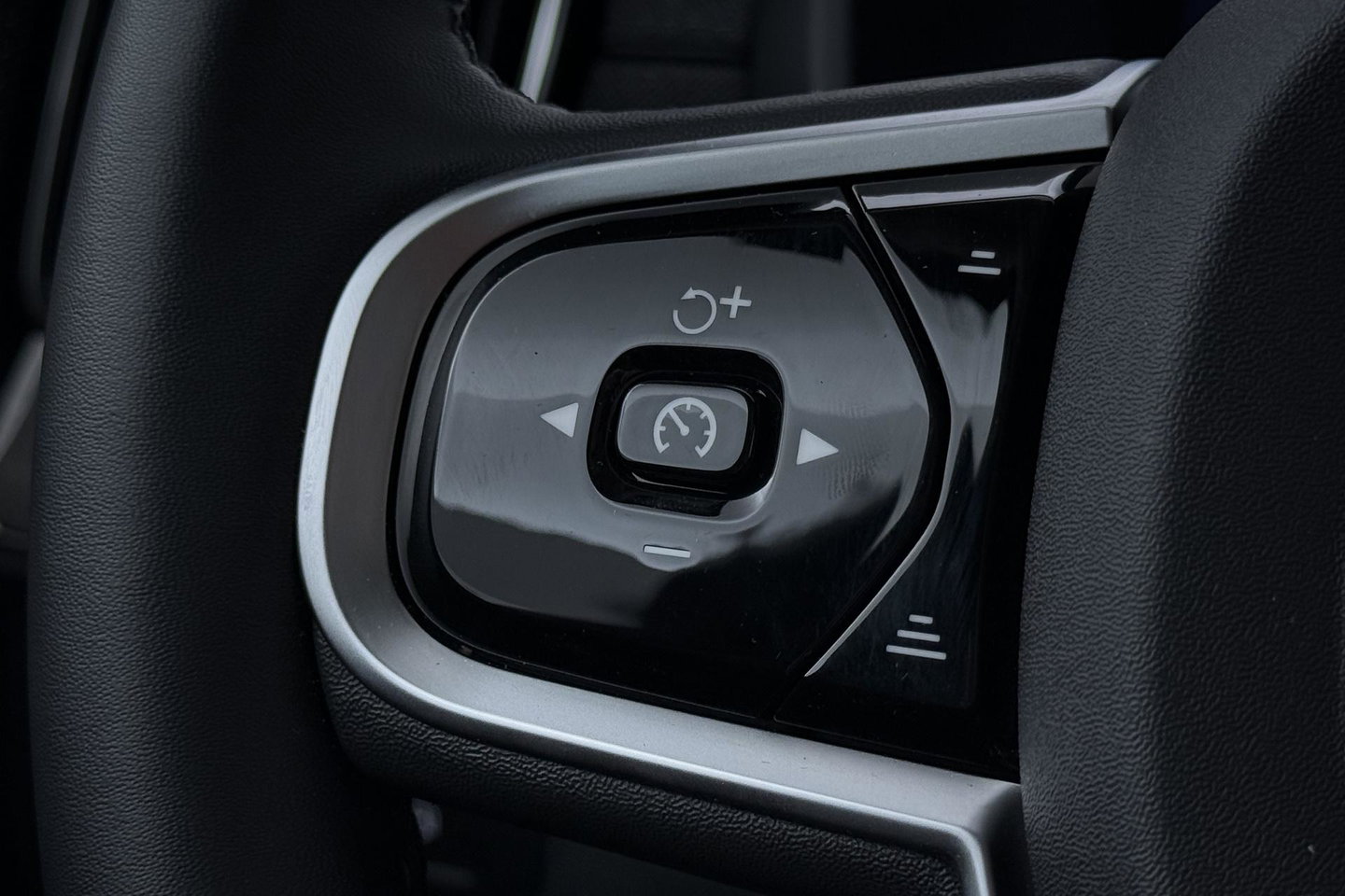 Volvo XC90 T8 Plug-in hybrid Ultra Dark | HEICO SPORTIV | ACC | Luchtvering | Bowers&Wilkins | Panoramadak | Trekhaak | Massage