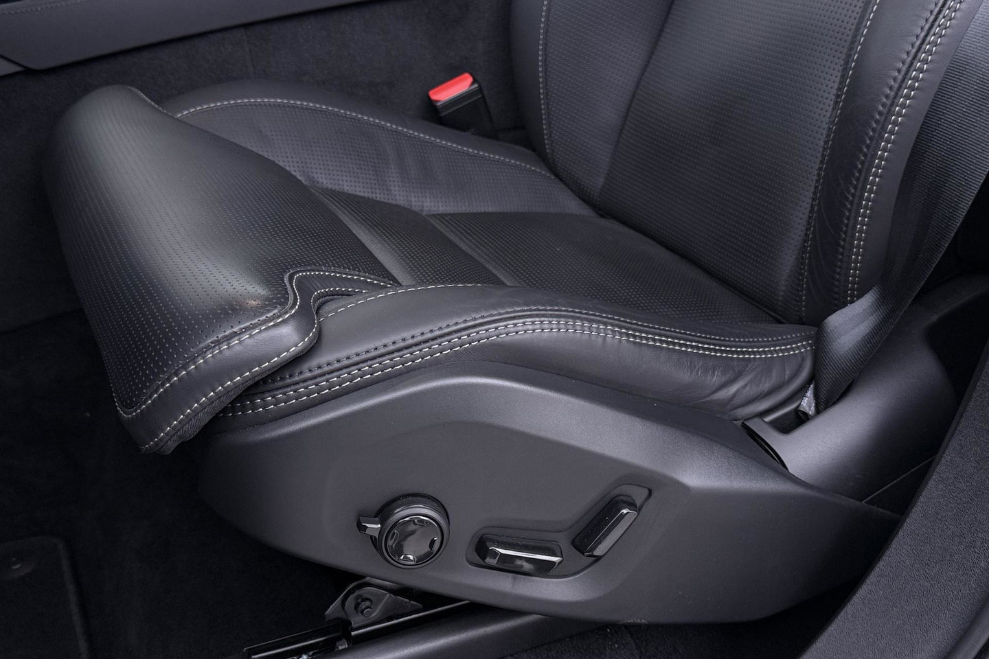 Volvo XC90 T8 Plug-in hybrid Ultra Dark | HEICO SPORTIV | ACC | Luchtvering | Bowers&Wilkins | Panoramadak | Trekhaak | Massage