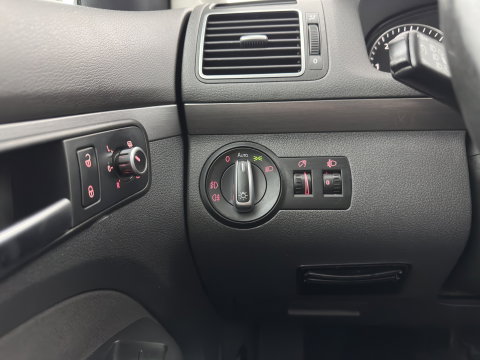 Volkswagen Touran 1.6 TDI Highline BlueMotion Aut. *NAVI-FULLMAP | COMFORT-SEATS | ECC | PDC | CRUISE | PRIVACY-GLASS | 16''ALU*