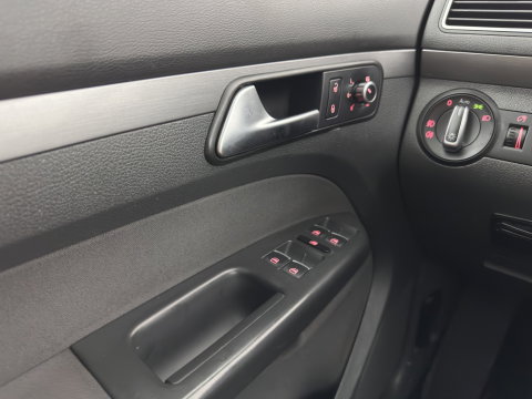 Volkswagen Touran 1.6 TDI Highline BlueMotion Aut. *NAVI-FULLMAP | COMFORT-SEATS | ECC | PDC | CRUISE | PRIVACY-GLASS | 16''ALU*