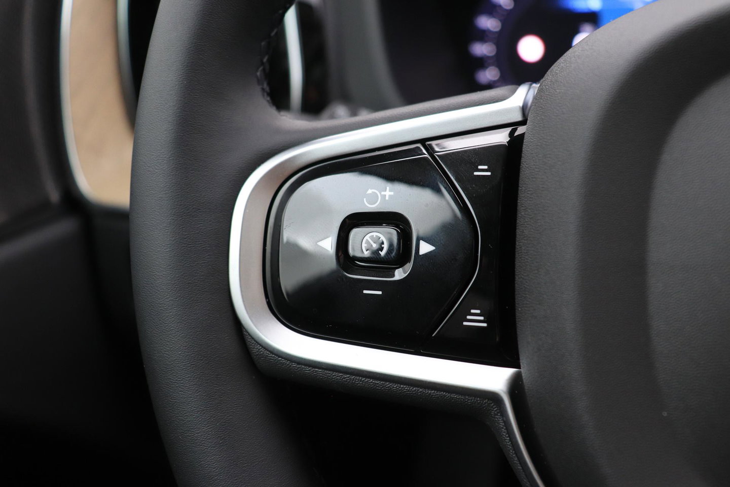 Volvo XC60 T8 Plug-in hybrid Plus Dark | FACELIFT | ACC | Panoramadak | Head-Up | Harman/Kardon | 360° Camera | BLIS