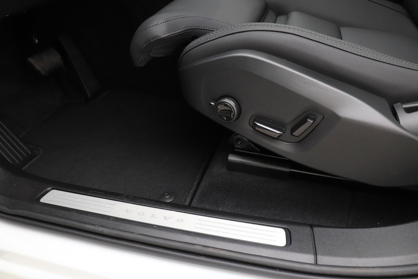 Volvo XC60 T8 Plug-in hybrid Plus Dark | FACELIFT | ACC | Panoramadak | Head-Up | Harman/Kardon | 360° Camera | BLIS