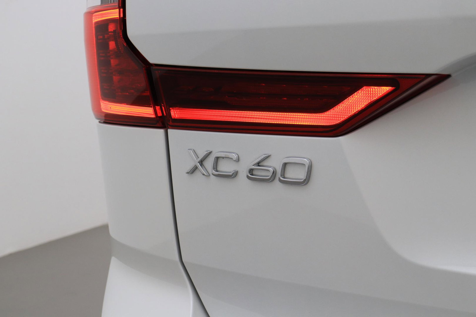 Volvo XC60 T8 Plug-in hybrid Plus Dark | FACELIFT | ACC | Panoramadak | Head-Up | Harman/Kardon | 360° Camera | BLIS