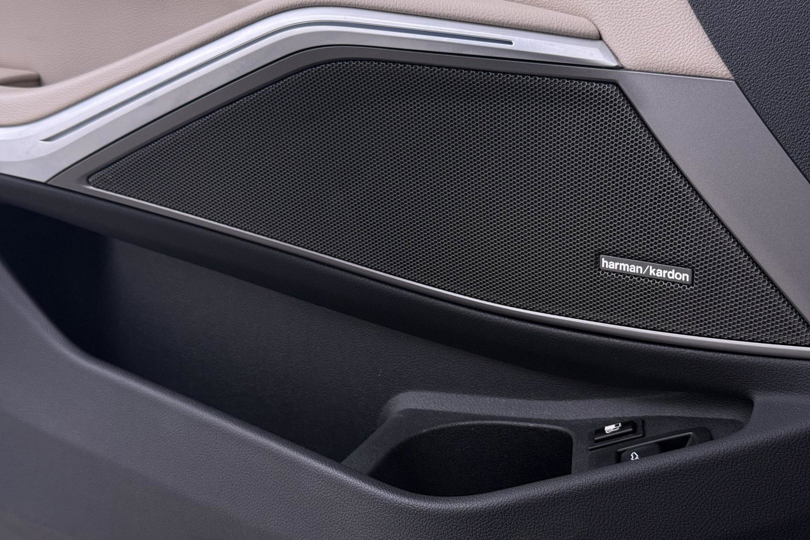 BMW 3 Serie Touring 330e xDrive | ACC | Trekhaak | Panoramadak | 360° Camera | Harman/Kardon | Head-Up | Stuurverwarming