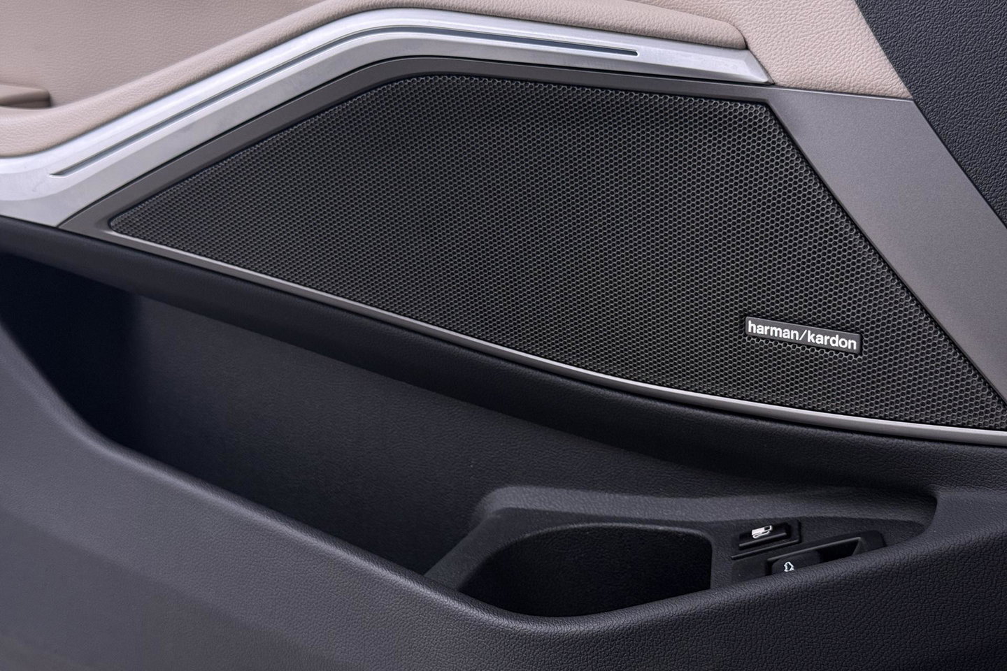 BMW 3 Serie Touring 330e xDrive | ACC | Trekhaak | Panoramadak | 360° Camera | Harman/Kardon | Head-Up | Stuurverwarming