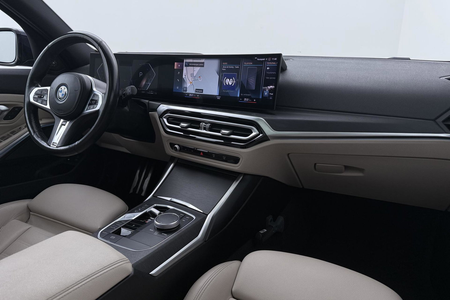 BMW 3 Serie Touring 330e xDrive | ACC | Trekhaak | Panoramadak | 360° Camera | Harman/Kardon | Head-Up | Stuurverwarming