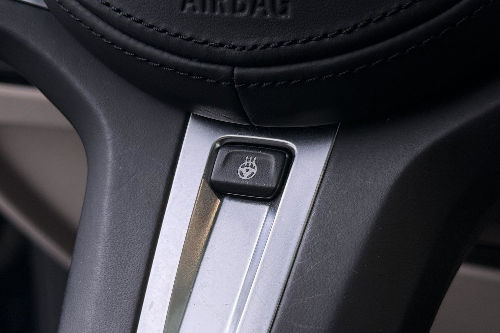 BMW 3 Serie Touring 330e xDrive | ACC | Trekhaak | Panoramadak | 360° Camera | Harman/Kardon | Head-Up | Stuurverwarming