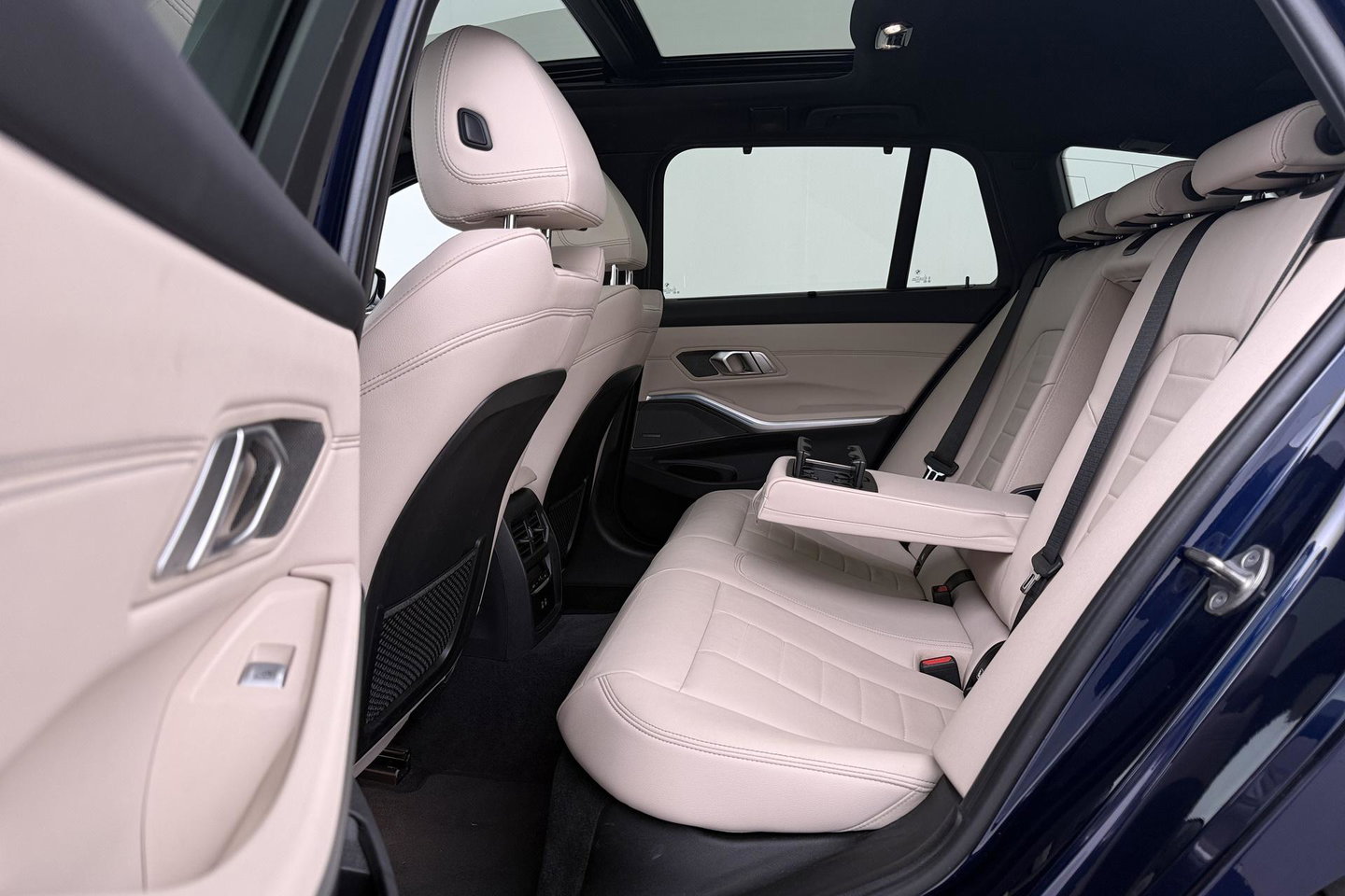 BMW 3 Serie Touring 330e xDrive | ACC | Trekhaak | Panoramadak | 360° Camera | Harman/Kardon | Head-Up | Stuurverwarming