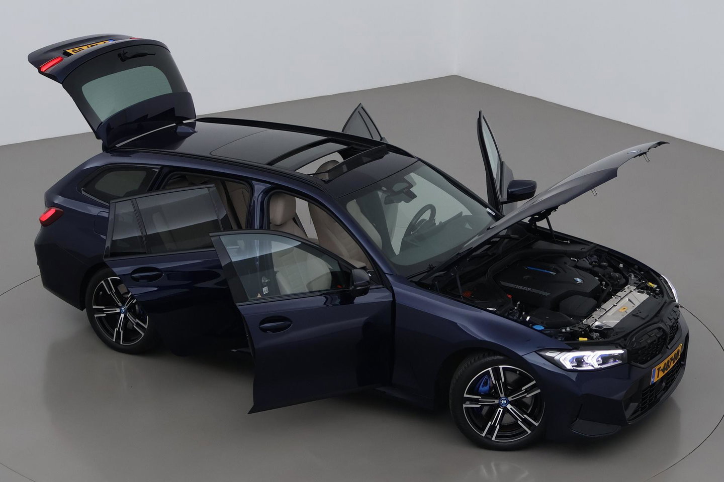 BMW 3 Serie Touring 330e xDrive | ACC | Trekhaak | Panoramadak | 360° Camera | Harman/Kardon | Head-Up | Stuurverwarming