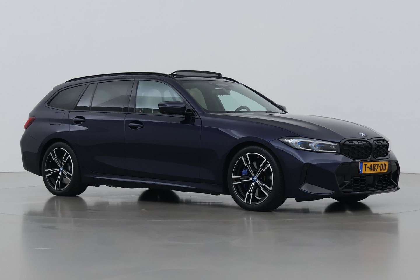 BMW 3 Serie Touring 330e xDrive | ACC | Trekhaak | Panoramadak | 360° Camera | Harman/Kardon | Head-Up | Stuurverwarming