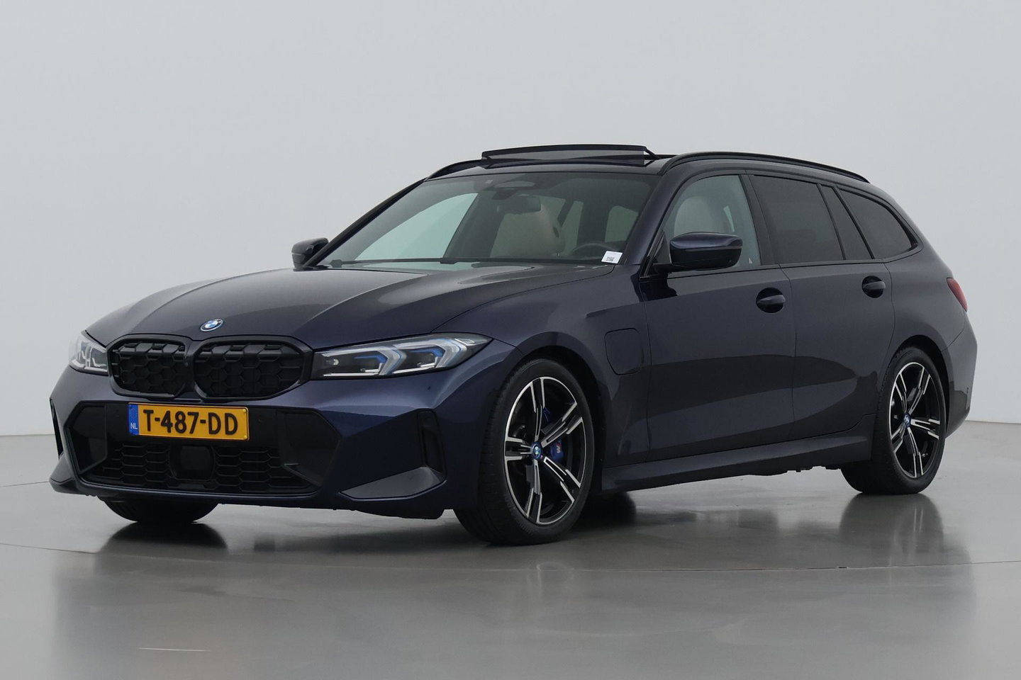 BMW 3 Serie Touring 330e xDrive | ACC | Trekhaak | Panoramadak | 360° Camera | Harman/Kardon | Head-Up | Stuurverwarming