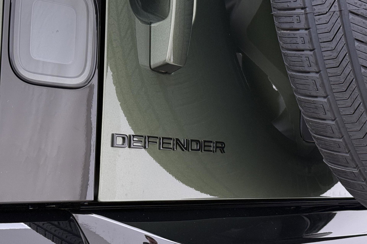 Land Rover Defender 2.0 P300e 110 X-Dynamic HSE | FACELIFT | Caraway | ClearSight | Meridian Surround | Head-Up | ACC | Panoramadak | Trekhaak