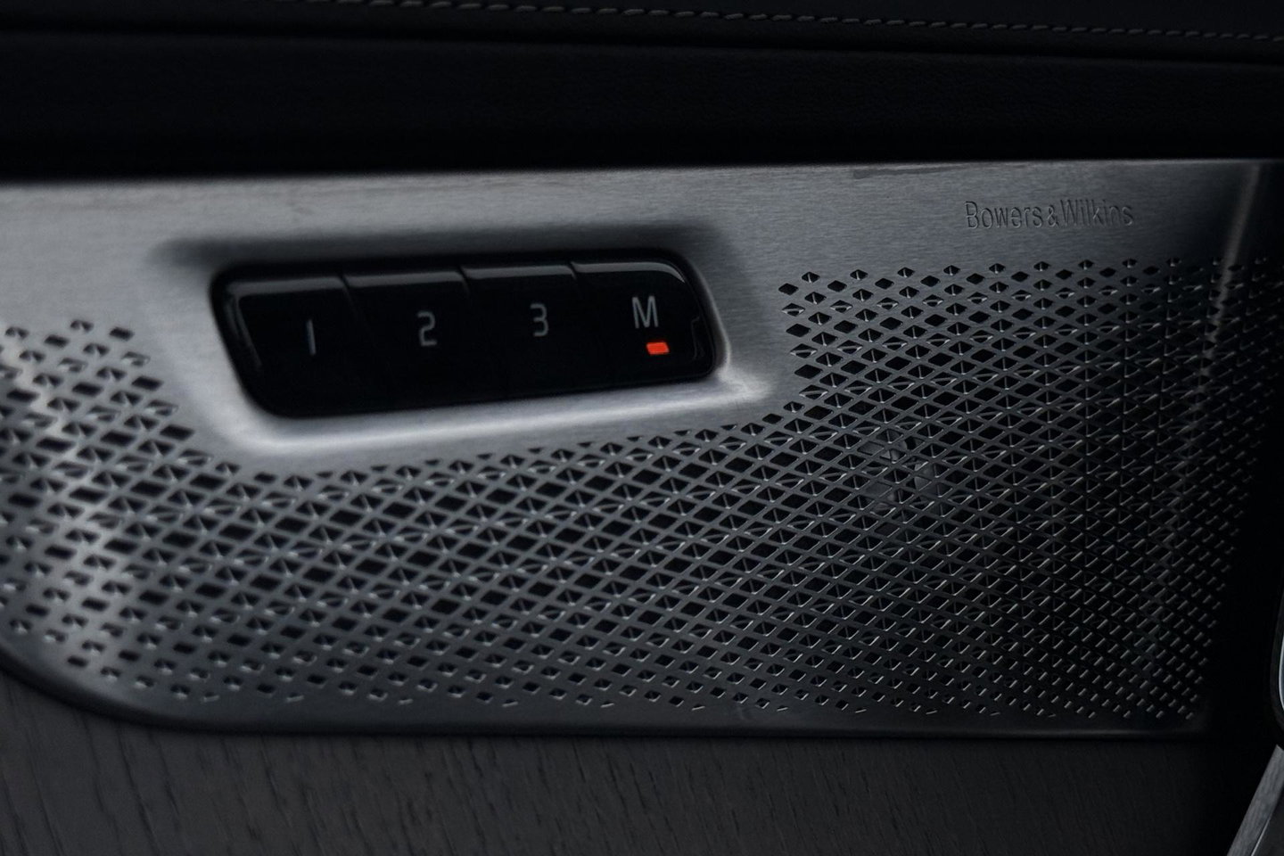 Volvo XC90 T8 Plug-in hybrid Ultra Dark | HEICO SPORTIV | ACC | Luchtvering | Bowers&Wilkins | Panoramadak | Trekhaak | Massage