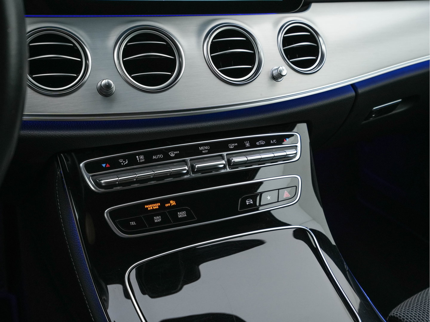Mercedes-Benz E-Klasse 300 de Exclusive Line (Plug-in) (INCL.BTW) Aut. *LEATHER-FABRIC | FULL-LED | AMBIENTLIGHT | CAMERA | WIDESCREEN-DIGI-COCKPIT | NAVI-FULLMAP | HEATED-SPORTSEATS | PRIVACY-GLASS | SHIFTPADDLES | ECC | PDC | CRUISE | 19''ALU*