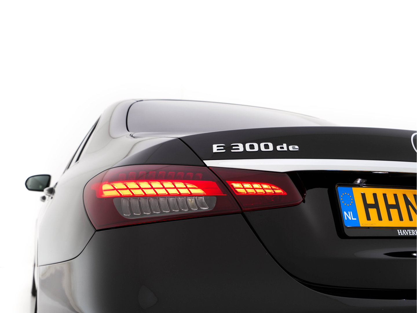 Mercedes-Benz E-Klasse 300 de Exclusive Line (Plug-in) (INCL.BTW) Aut. *LEATHER-FABRIC | FULL-LED | AMBIENTLIGHT | CAMERA | WIDESCREEN-DIGI-COCKPIT | NAVI-FULLMAP | HEATED-SPORTSEATS | PRIVACY-GLASS | SHIFTPADDLES | ECC | PDC | CRUISE | 19''ALU*