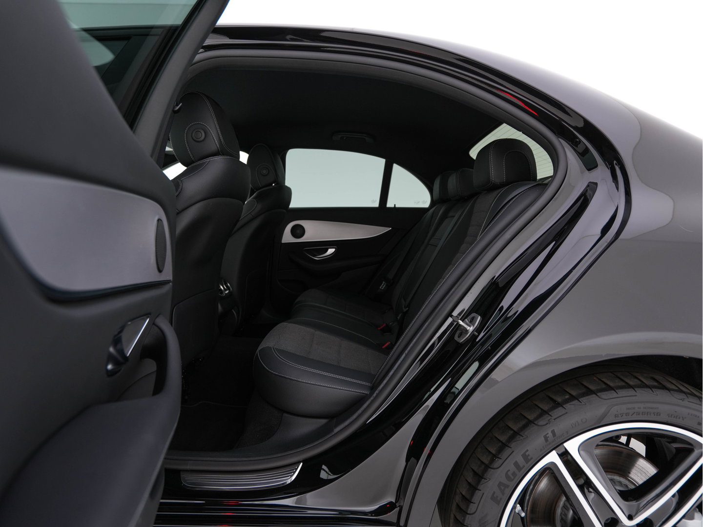 Mercedes-Benz E-Klasse 300 de Exclusive Line (Plug-in) (INCL.BTW) Aut. *LEATHER-FABRIC | FULL-LED | AMBIENTLIGHT | CAMERA | WIDESCREEN-DIGI-COCKPIT | NAVI-FULLMAP | HEATED-SPORTSEATS | PRIVACY-GLASS | SHIFTPADDLES | ECC | PDC | CRUISE | 19''ALU*