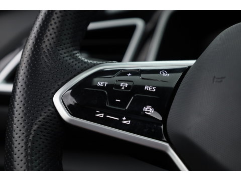 Volkswagen T-Roc 1.5 TSI R-Line | Rijklaar!! | Pano | IQ Lights | Camera | Adapt. Cruise | Trekhaak | Stoelverw. | Apple CarPlay | 17''