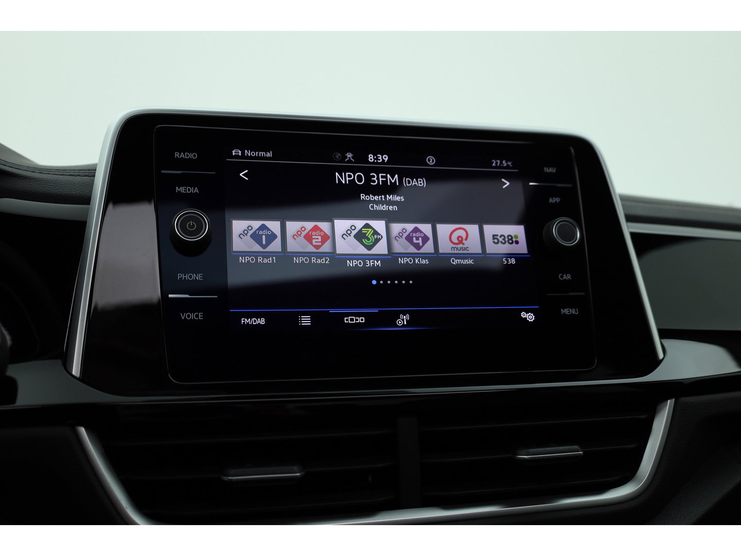 Volkswagen T-Roc 1.5 TSI R-Line | Rijklaar!! | Pano | IQ Lights | Camera | Adapt. Cruise | Trekhaak | Stoelverw. | Apple CarPlay | 17''