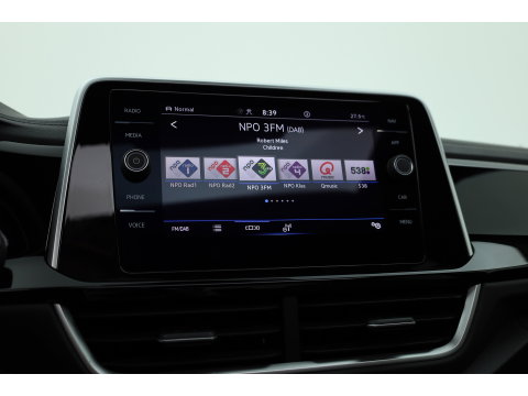 Volkswagen T-Roc 1.5 TSI R-Line | Rijklaar!! | Pano | IQ Lights | Camera | Adapt. Cruise | Trekhaak | Stoelverw. | Apple CarPlay | 17''