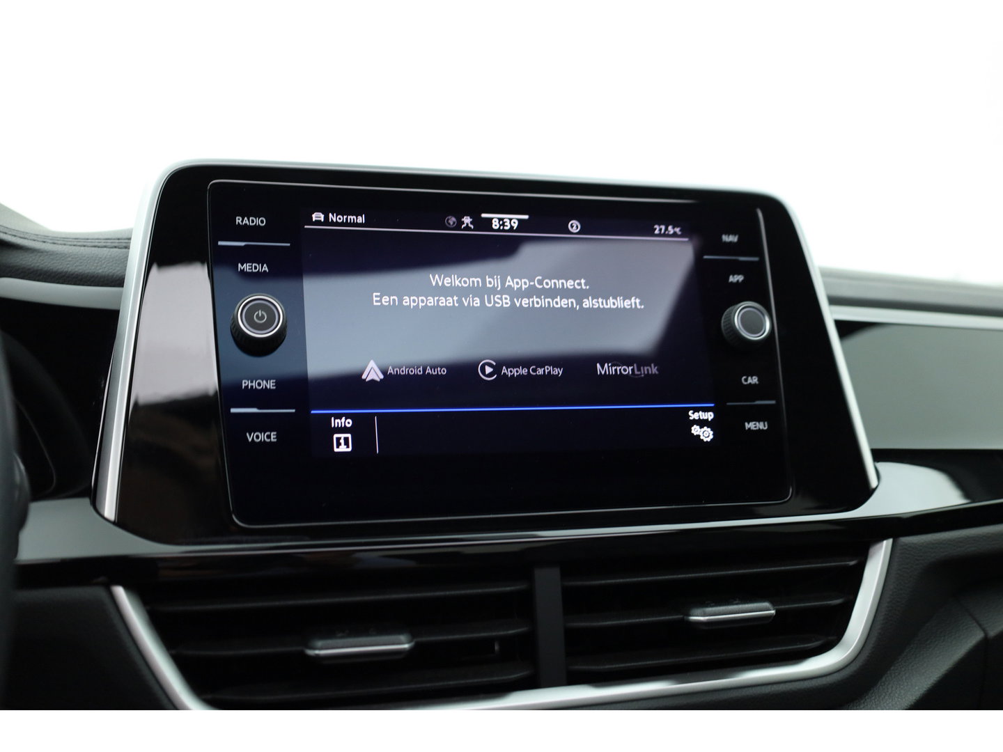 Volkswagen T-Roc 1.5 TSI R-Line | Rijklaar!! | Pano | IQ Lights | Camera | Adapt. Cruise | Trekhaak | Stoelverw. | Apple CarPlay | 17''