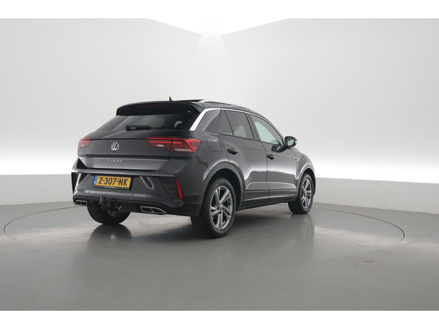 Volkswagen T-Roc 1.5 TSI R-Line | Rijklaar!! | Pano | IQ Lights | Camera | Adapt. Cruise | Trekhaak | Stoelverw. | Apple CarPlay | 17''