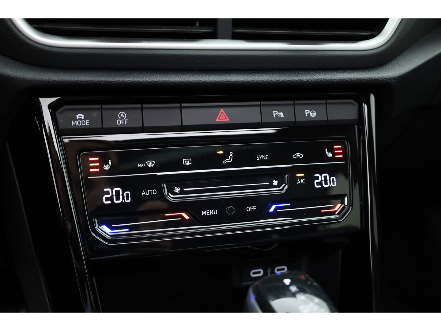Volkswagen T-Roc 1.5 TSI R-Line | Rijklaar!! | Pano | IQ Lights | Camera | Adapt. Cruise | Trekhaak | Stoelverw. | Apple CarPlay | 17''