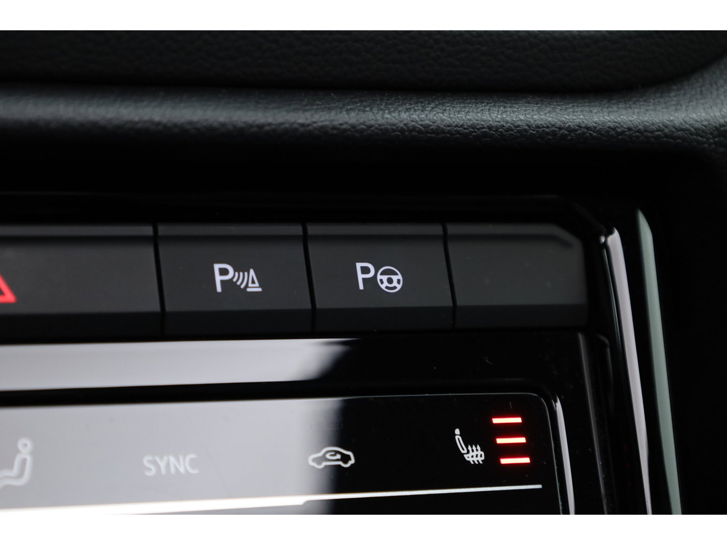 Volkswagen T-Roc 1.5 TSI R-Line | Rijklaar!! | Pano | IQ Lights | Camera | Adapt. Cruise | Trekhaak | Stoelverw. | Apple CarPlay | 17''