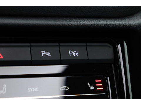 Volkswagen T-Roc 1.5 TSI R-Line | Rijklaar!! | Pano | IQ Lights | Camera | Adapt. Cruise | Trekhaak | Stoelverw. | Apple CarPlay | 17''