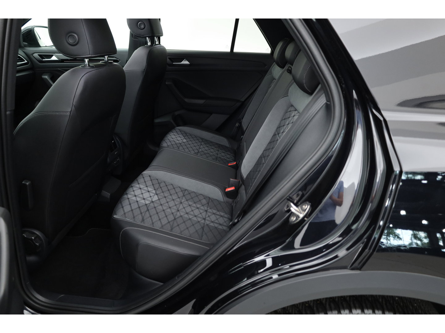 Volkswagen T-Roc 1.5 TSI R-Line | Rijklaar!! | Pano | IQ Lights | Camera | Adapt. Cruise | Trekhaak | Stoelverw. | Apple CarPlay | 17''