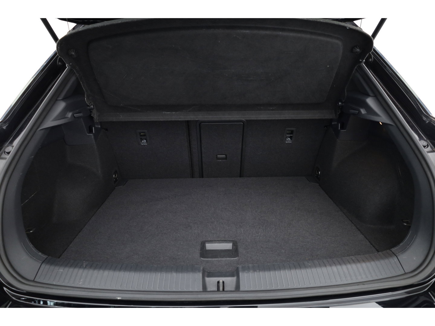 Volkswagen T-Roc 1.5 TSI R-Line | Rijklaar!! | Pano | IQ Lights | Camera | Adapt. Cruise | Trekhaak | Stoelverw. | Apple CarPlay | 17''