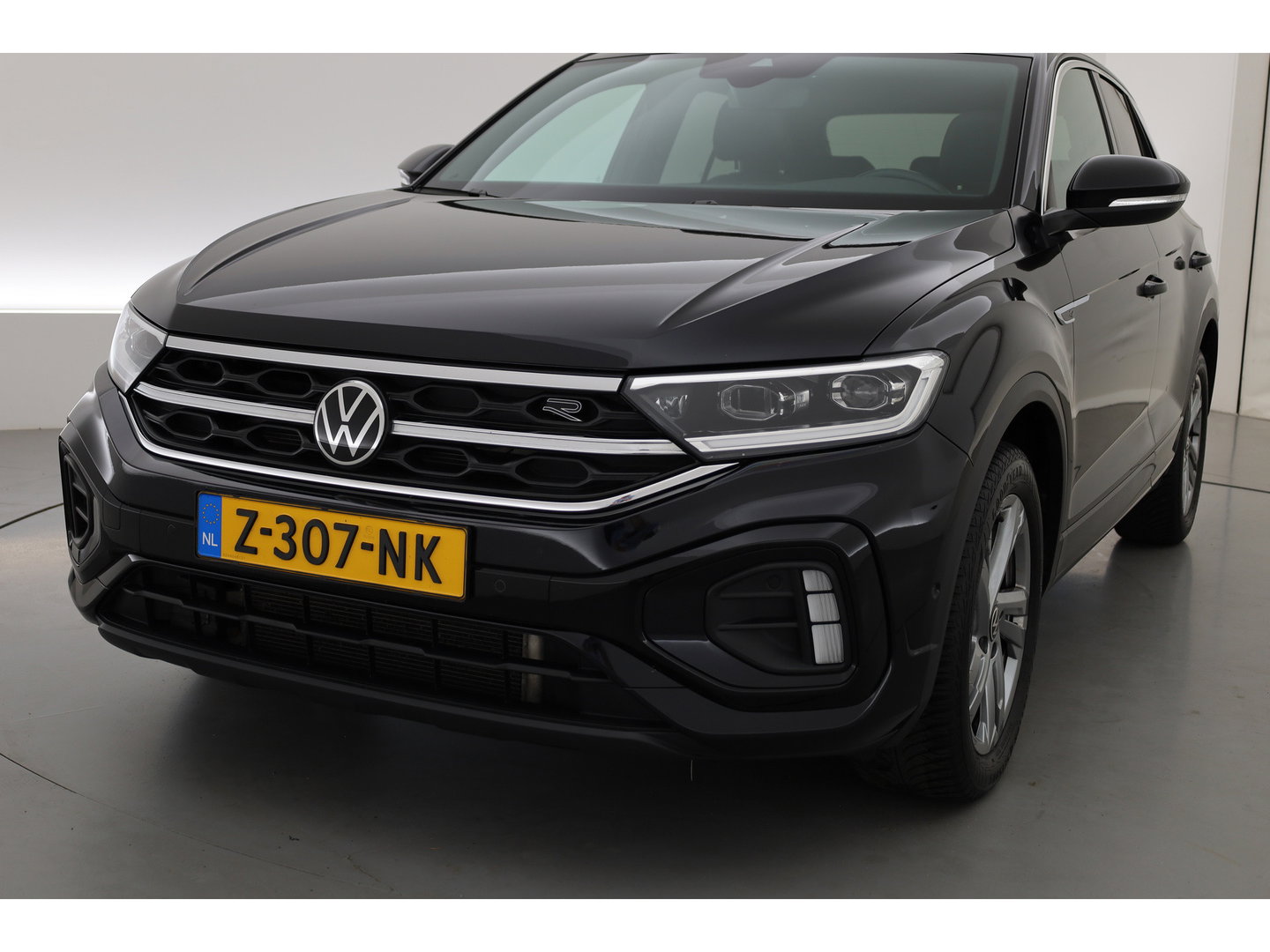 Volkswagen T-Roc 1.5 TSI R-Line | Rijklaar!! | Pano | IQ Lights | Camera | Adapt. Cruise | Trekhaak | Stoelverw. | Apple CarPlay | 17''