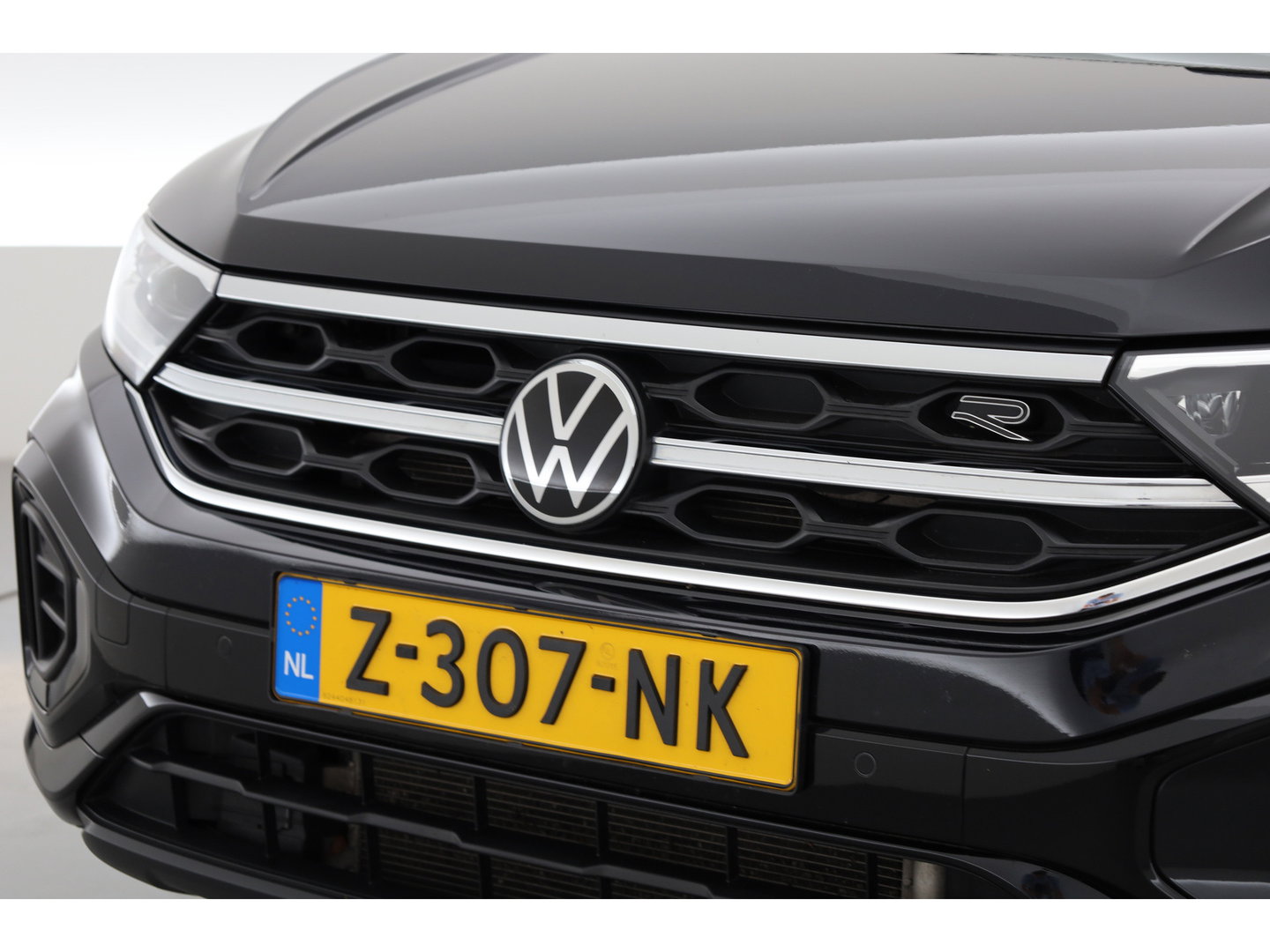 Volkswagen T-Roc 1.5 TSI R-Line | Rijklaar!! | Pano | IQ Lights | Camera | Adapt. Cruise | Trekhaak | Stoelverw. | Apple CarPlay | 17''