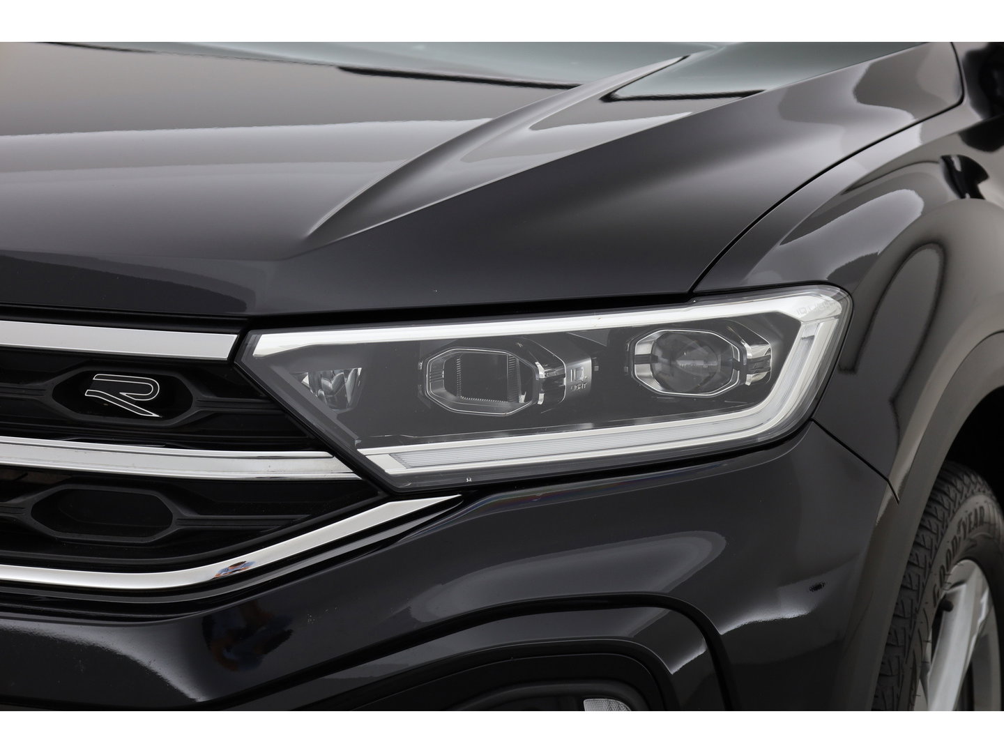 Volkswagen T-Roc 1.5 TSI R-Line | Rijklaar!! | Pano | IQ Lights | Camera | Adapt. Cruise | Trekhaak | Stoelverw. | Apple CarPlay | 17''