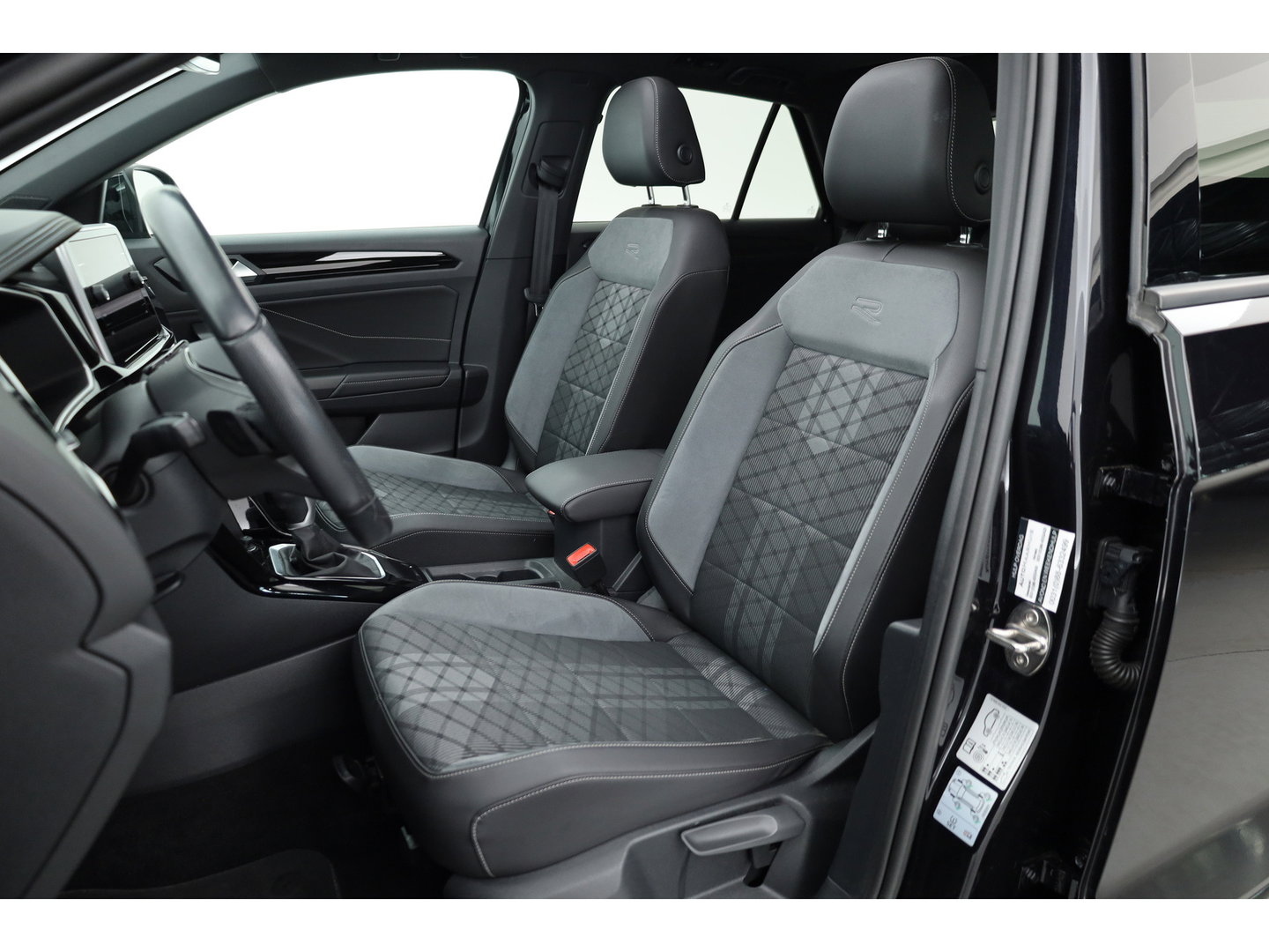 Volkswagen T-Roc 1.5 TSI R-Line | Rijklaar!! | Pano | IQ Lights | Camera | Adapt. Cruise | Trekhaak | Stoelverw. | Apple CarPlay | 17''