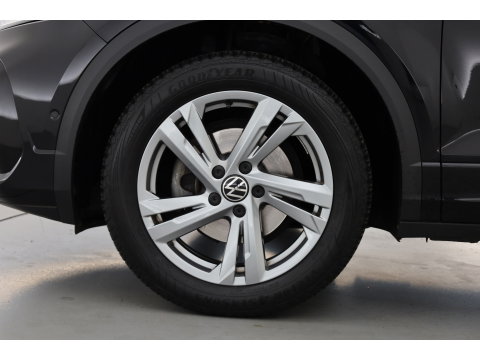 Volkswagen T-Roc 1.5 TSI R-Line | Rijklaar!! | Pano | IQ Lights | Camera | Adapt. Cruise | Trekhaak | Stoelverw. | Apple CarPlay | 17''