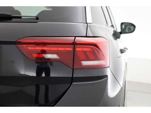 Volkswagen T-Roc 1.5 TSI R-Line | Rijklaar!! | Pano | IQ Lights | Camera | Adapt. Cruise | Trekhaak | Stoelverw. | Apple CarPlay | 17''