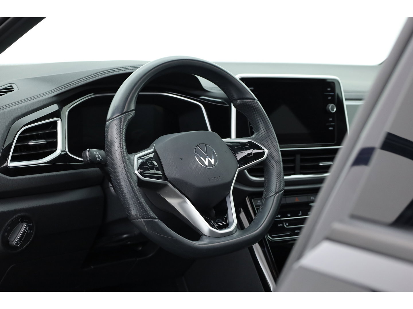 Volkswagen T-Roc 1.5 TSI R-Line | Rijklaar!! | Pano | IQ Lights | Camera | Adapt. Cruise | Trekhaak | Stoelverw. | Apple CarPlay | 17''