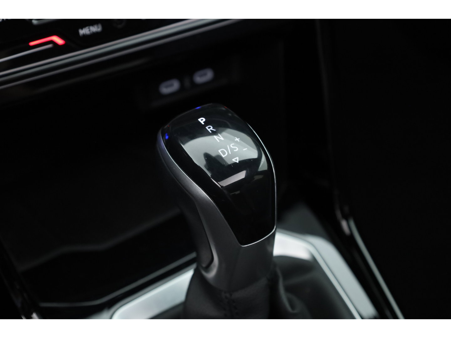 Volkswagen T-Roc 1.5 TSI R-Line | Rijklaar!! | Pano | IQ Lights | Camera | Adapt. Cruise | Trekhaak | Stoelverw. | Apple CarPlay | 17''