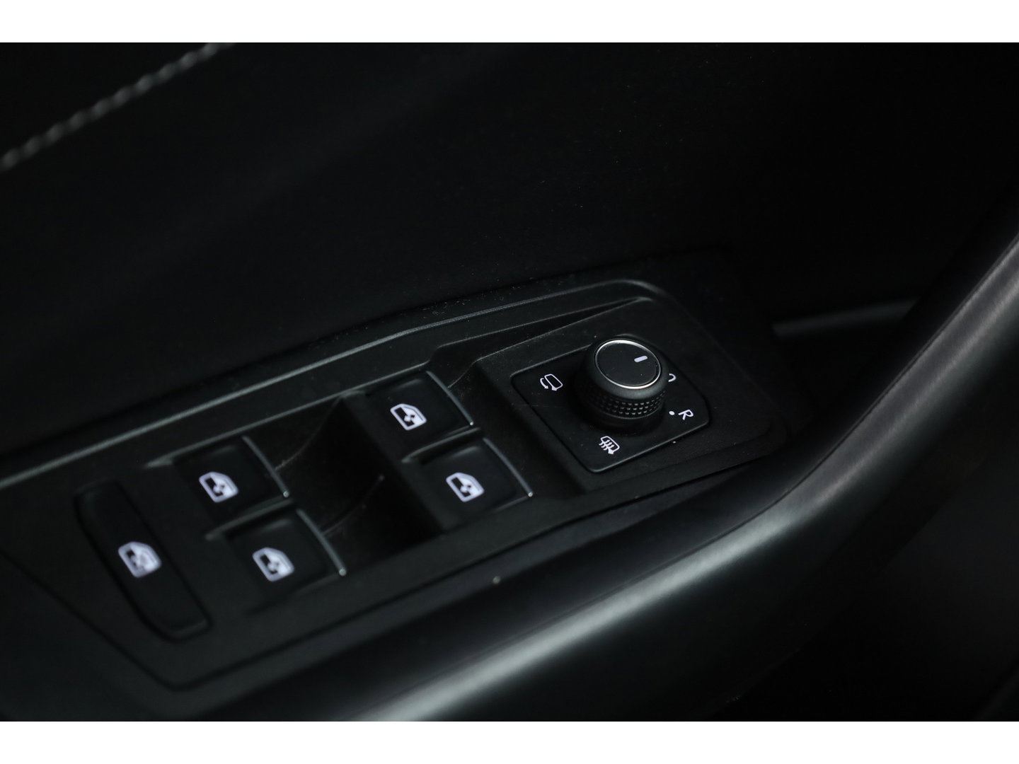 Volkswagen T-Roc 1.5 TSI R-Line | Rijklaar!! | Pano | IQ Lights | Camera | Adapt. Cruise | Trekhaak | Stoelverw. | Apple CarPlay | 17''