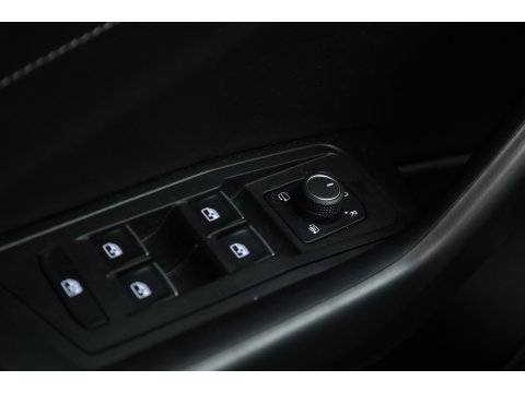 Volkswagen T-Roc 1.5 TSI R-Line | Rijklaar!! | Pano | IQ Lights | Camera | Adapt. Cruise | Trekhaak | Stoelverw. | Apple CarPlay | 17''