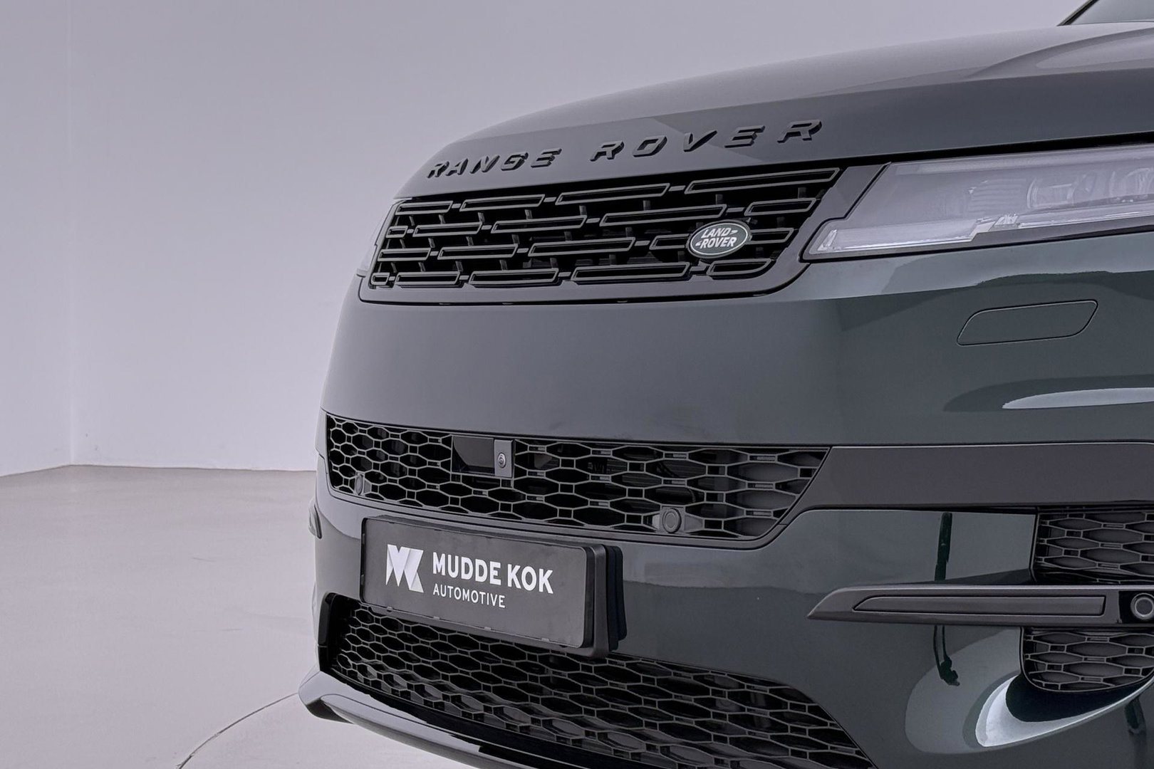 Land Rover Range Rover Sport 3.0 P550e Autobiography PHEV | British Racing Green | Performance Voorstoelen | Trekhaak | Luchtvering | Panoramadak | Meridian 3D | 23 Inch